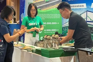 International delegates network and discuss cooperation opportunities at the Vietnam Innovation Summit. (Photo: SGGP)